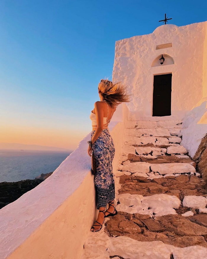 Profitis Ilias là địa điểm ngắm hoàng hôn ở Santorini