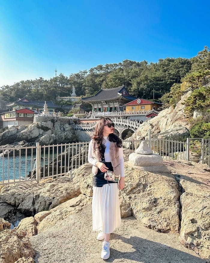Đền Haedong Yonggungsa là điểm tham quan nổi bật tại bãi biển Haeundae