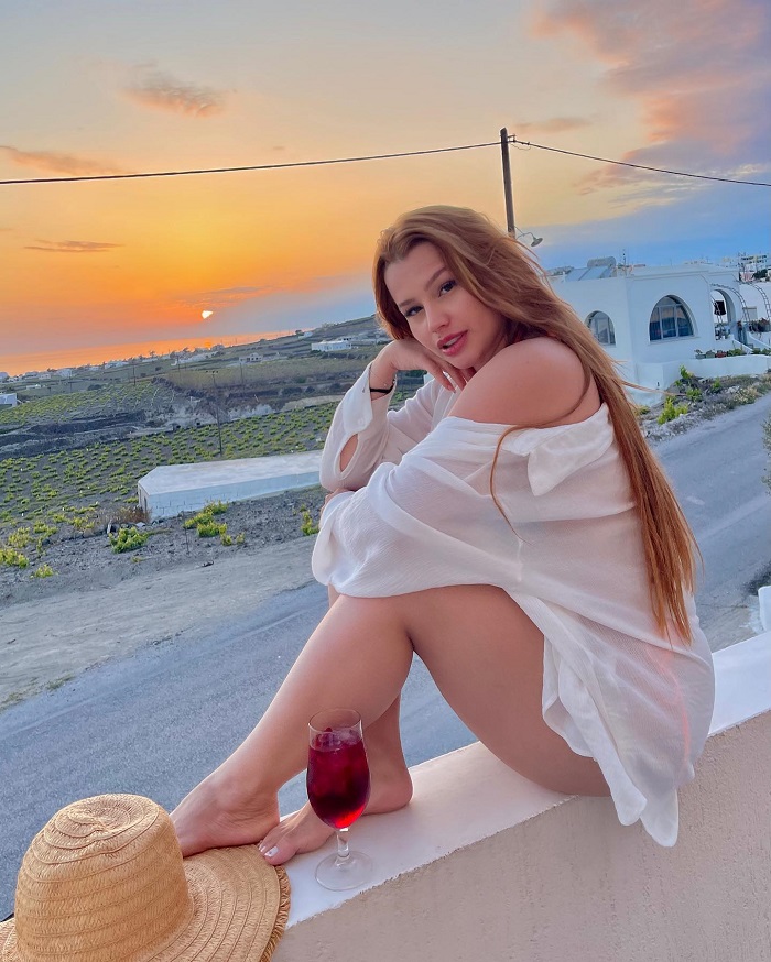 Làng Pyrgos là địa điểm ngắm hoàng hôn ở Santorini