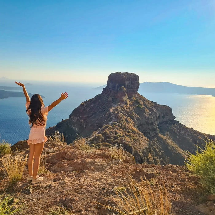 Đá Skaros là địa điểm ngắm hoàng hôn ở Santorini