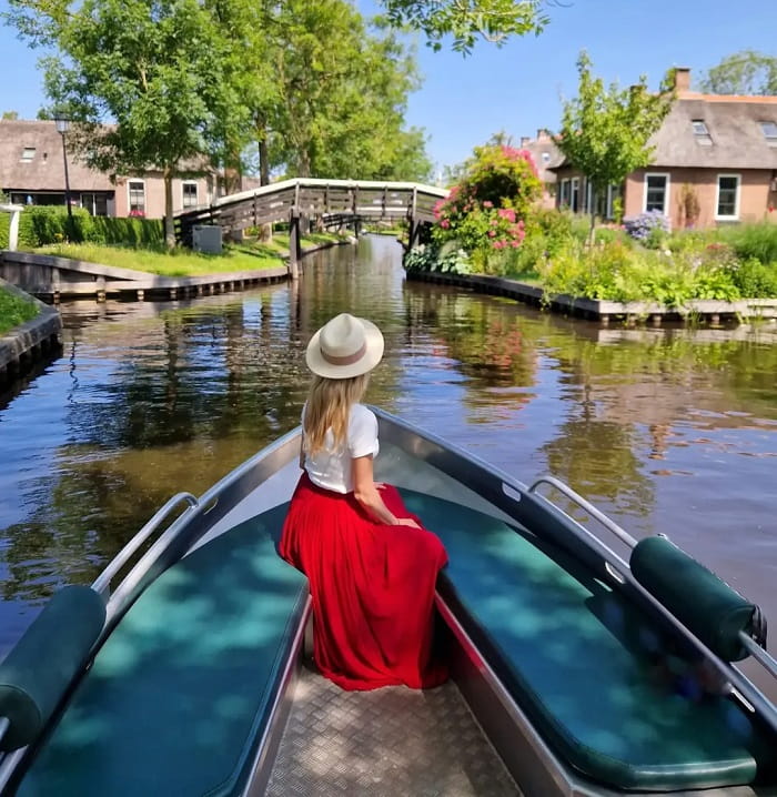 Làng Giethoorn là một trong những làng cổ ở Hà Lan