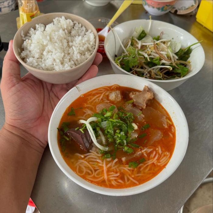 món ngon giá siêu rẻ ở Huế  Bún bò cơm nguội