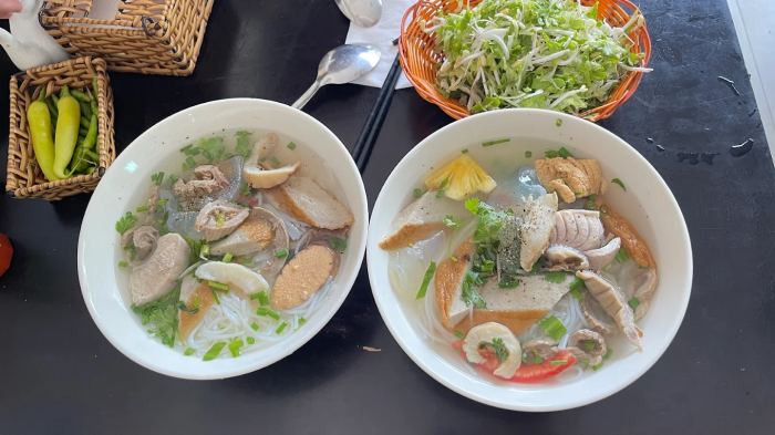 món ngon Tuy Hòa lẩu gà lá é