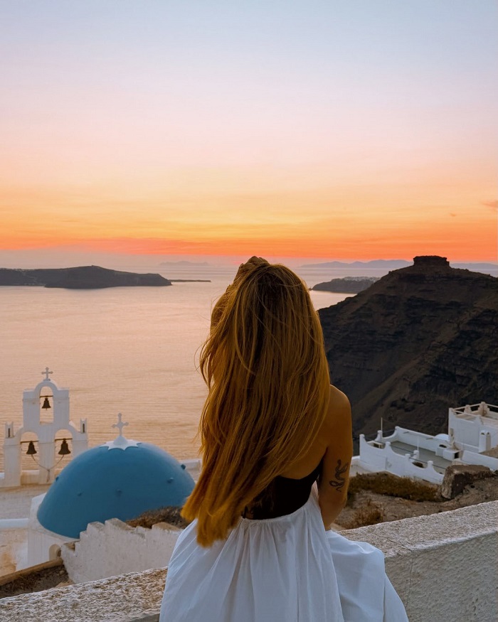 Nhà thờ Đức Mẹ Maria là địa điểm ngắm hoàng hôn ở Santorini