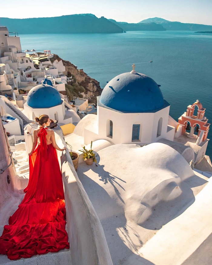Những mái vòm xanh là địa điểm ngắm hoàng hôn ở Santorini