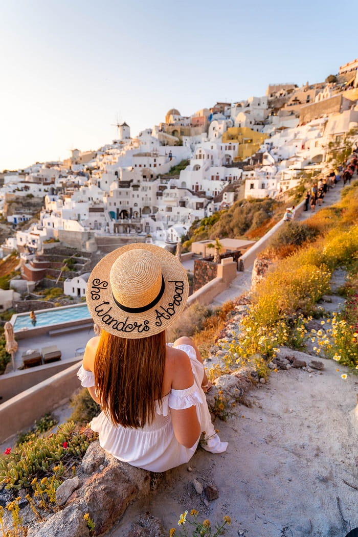 Sườn đồi phía sau Oia là địa điểm ngắm hoàng hôn ở Santorini