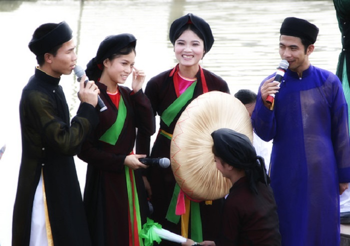 Làn điệu truyền thống: Muốn thưởng thức những bước nhảy sang trọng, tinh tế của văn hóa truyền thống Việt Nam? Hãy đến với hình ảnh về các điệu múa truyền thống đầy ấn tượng. Từ điệu múa Tứ Phương, Ngũ Quyền đến các bước nhảy rửa mặt gầy, bưng bô, bạn sẽ thấy sức hút kỳ diệu của nét đẹp truyền thống này.