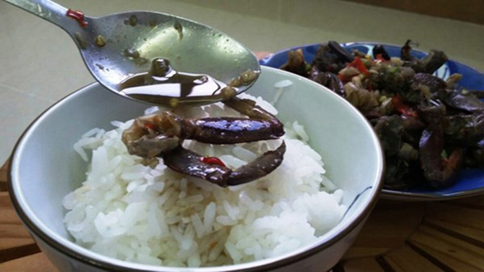 Ba khía muối ăn với cơm trắng, món ngon hết cơm hết gạo những ngày mưa.