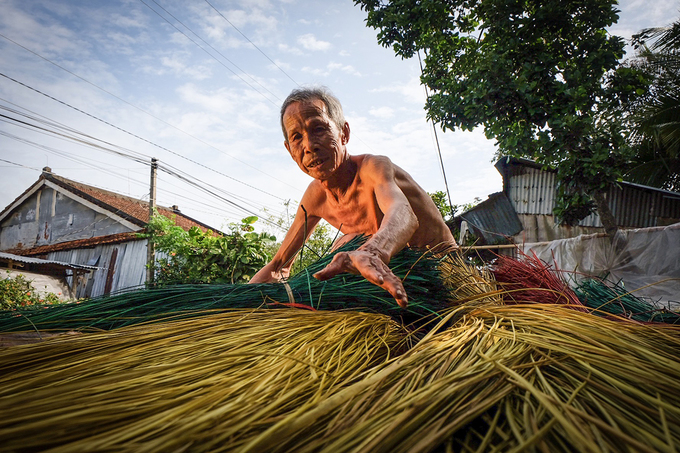 Hoi Hoi mat weaving village