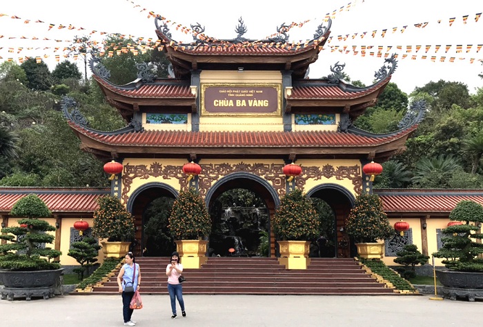 Travel guide to Ba Vang pagoda in full, specific and detailed