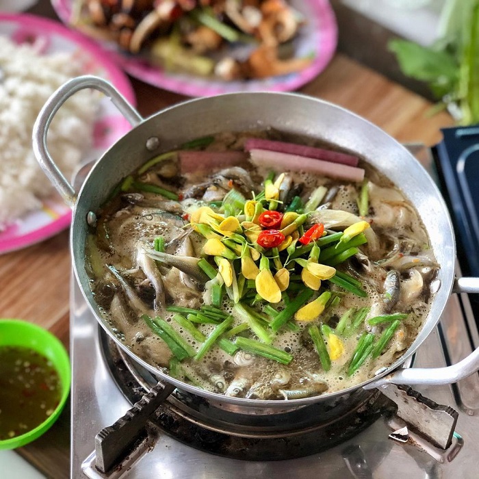 Western tourists must try the famous hot pot dishes Can Tho
