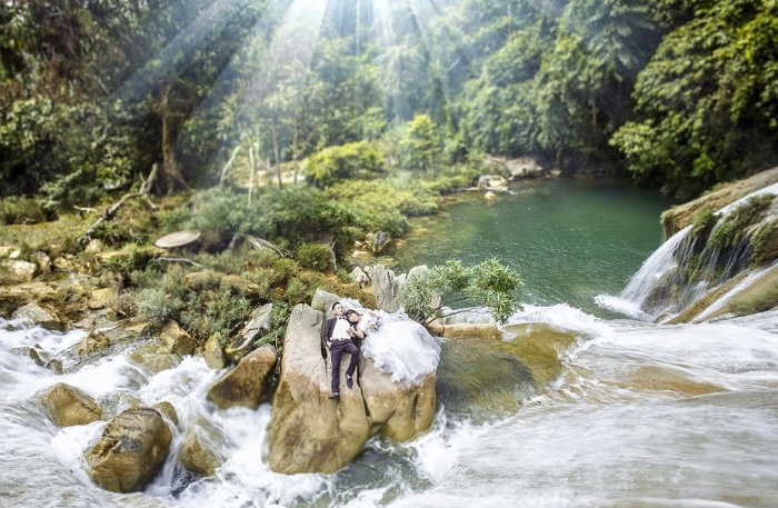 Leaning in front of the dreamlike magic beauty of Ban Ba ​​Tuyen Quang waterfall