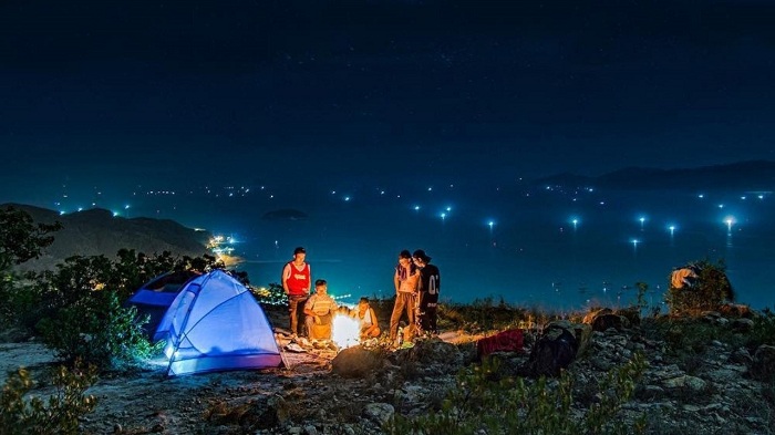Night camping in Da Phu hill - A place to go out to Da Lat at night
