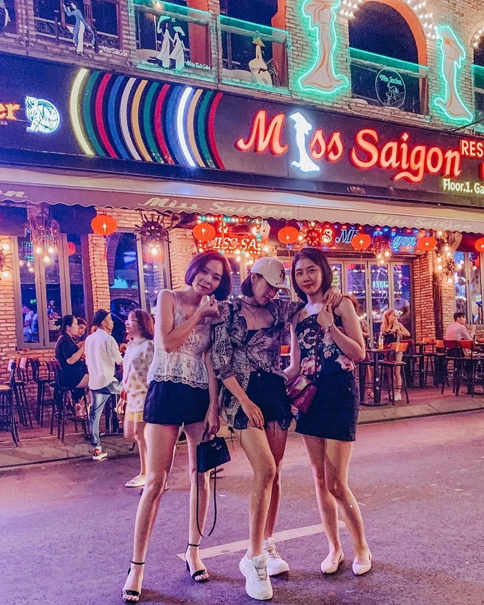 'Play around' the super hot Bui Vien pedestrian street in Saigon