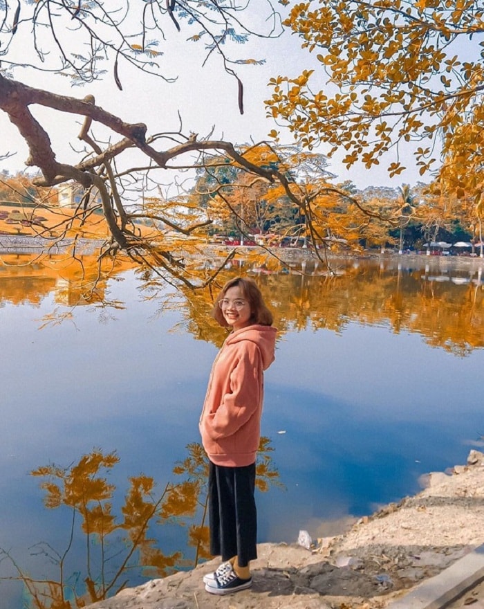 Hồ Bán Nguyệt Hưng Yên là một điểm đến tuyệt vời cho những ai yêu thích thiên nhiên và muốn thư giãn. Hình ảnh của hồ, với nước trong xanh và ánh nắng tràn ngập, sẽ khiến bạn cảm thấy bình yên và hạnh phúc.