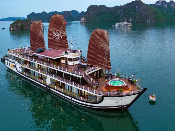 10 Halong Bay yachts 'class and luxury' for a great vacation 