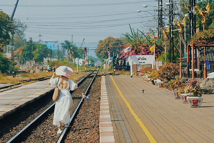 Sống ảo mỏi tay tại ga xe lửa Hua Hin Thái Lan
