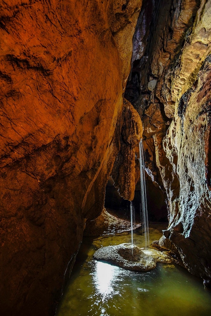 Thạch nhũ trong hang động chứa nhiều silic nên mỗi khi chiếu đèn vào trở nên lung linh, tuyệt đẹp.