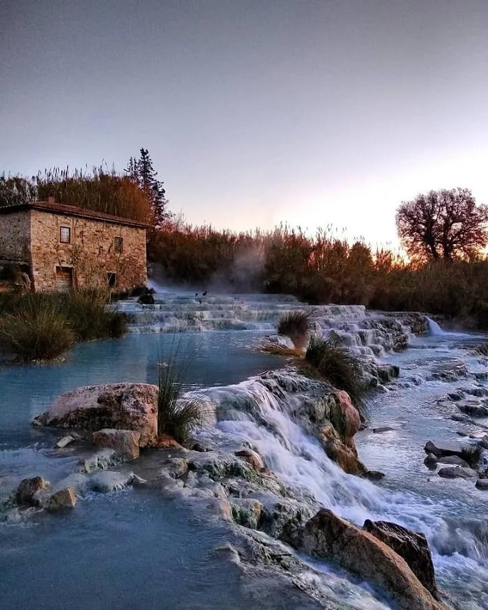 Suối nước nóng xanh ngọc lam nước Ý Cascate del Mulino