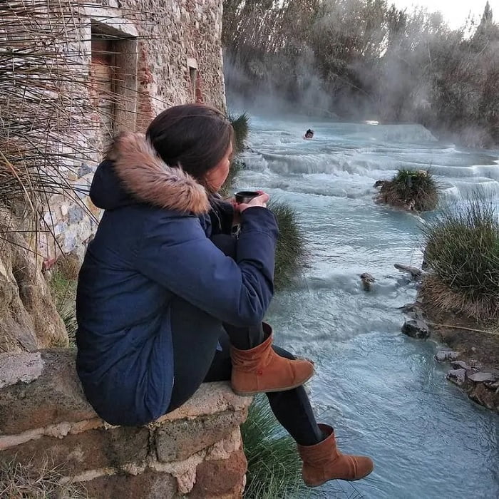 Suối nước nóng xanh ngọc lam nước Ý Cascate del Mulino