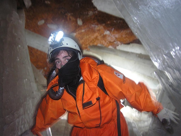 Câu chuyện kỳ lạ bên trong hang động Naica Mexico 
