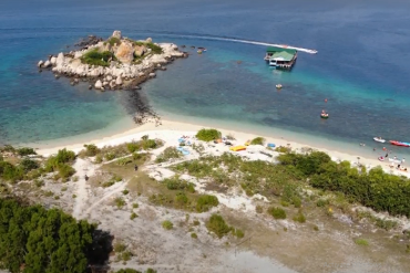 Bãi Nhà Cũ trên đảo Bình Ba: biển trong, cát trắng, san hô lộ thiên đẹp mắt