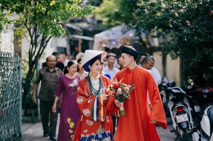 Hãy cùng ngắm nhìn bức ảnh tuyệt đẹp với chiếc áo Nhật Bình mang đến nét thanh lịch, sang trọng và đầy truyền thống. Áo Nhật Bình chắc chắn sẽ khiến bạn đắm chìm trong vẻ đẹp truyền thống của Việt Nam.