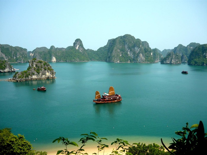 Biển Tuần Châu - Bãi tắm ở Quảng Ninh