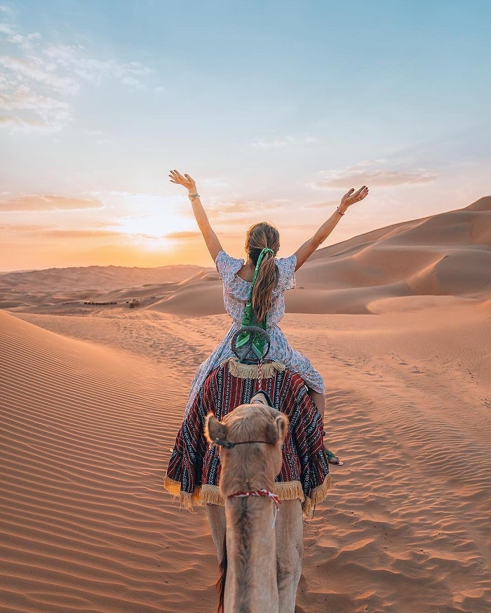 Cưỡi lạc đà trên sa mạc ở Abu Dhabi - Kinh nghiệm du lịch Abu Dhabi