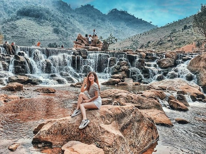 Moc Chau tourism in July - going to Dai Yem waterfall 
