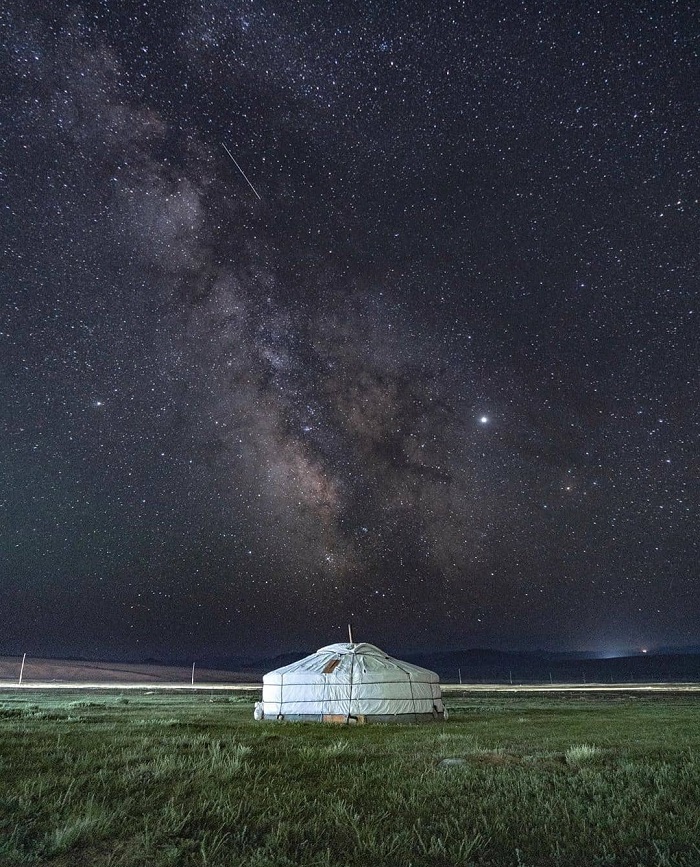 Bầu trời đêm trong xanh đầy những vì sao trên sa mạc - Kinh nghiệm du lịch Mông Cổ
