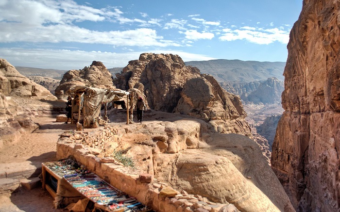 Một cửa hàng lưu niệm ở High Place of Sacrifice - Du lịch Petra Jordan