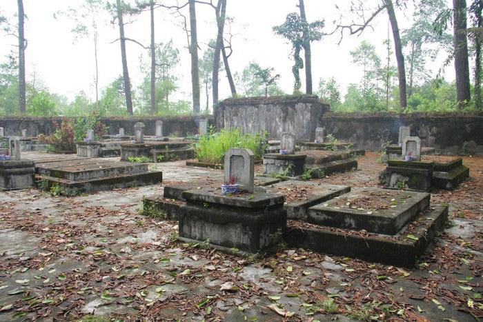 Tu Hieu Pagoda Hue - More than 24 tombs