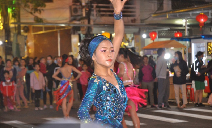 Ky Lua walking street - performance activities