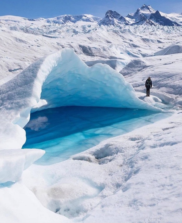 Một hang động băng được tạo thành trên sông - Sông băng Perito Moreno