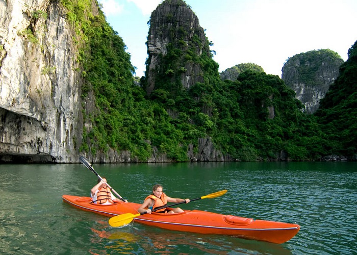 chèo thuyền kayak ở Hạ Long - những ai có thể chèo thuyền kayak