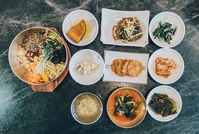 Một bữa ăn truyền thống Hàn Quốc ở làng Hanok Jeonju 