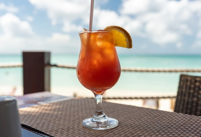 Ly Aruba Ariba tại một nhà hàng bên bãi biển - ẩm thực vùng Caribe
