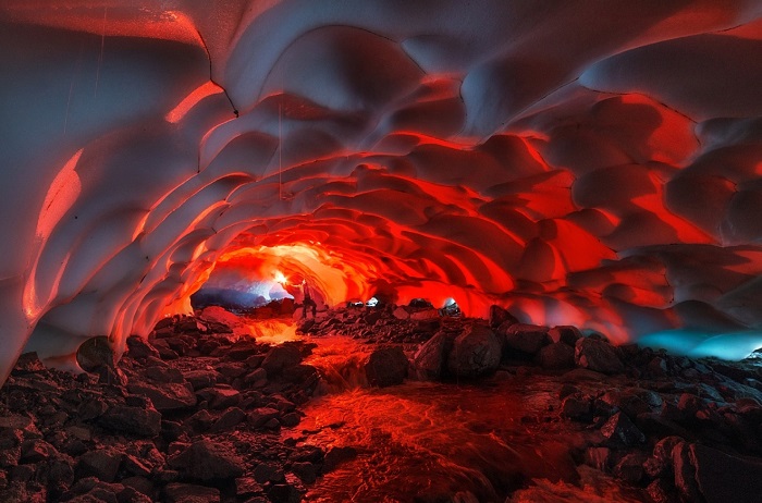 Hang động băng gần núi lửa Mutnovsky, Nga - hang động đẹp nhất thế giới