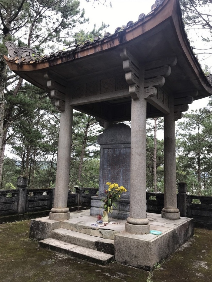 Tomb of Nguyen Huu Hao Da Lat memorial stele