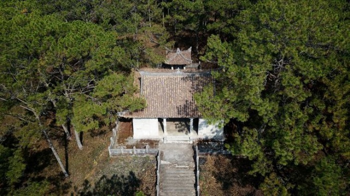 Tomb of Nguyen Huu Hao Da Lat is hidden under the pine forest