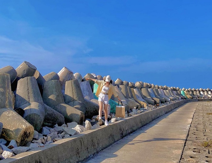 Bờ kè trên đảo Phú Quý là bờ kè ven biển đẹp