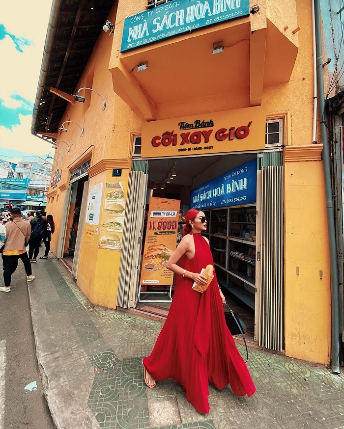 Tiệm bánh Cối Xay gió có bức tường vàng ở Việt Nam nổi tiếng