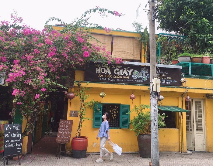 Tiệm cà phê hoa giấy cũng là nơi có bức tường vàng ở Việt Nam đẹp