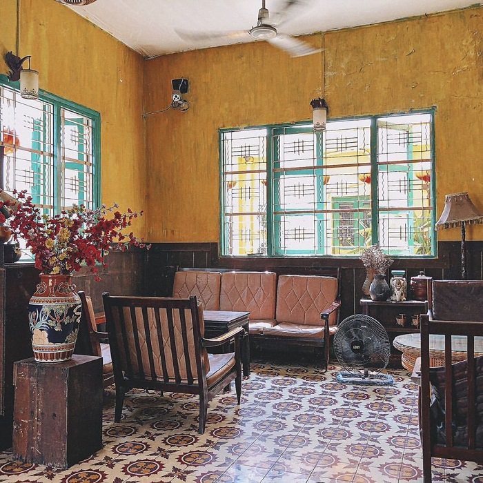 Tiệm cà phê hoa giấy cũng là nơi có bức tường vàng ở Việt Nam đẹp