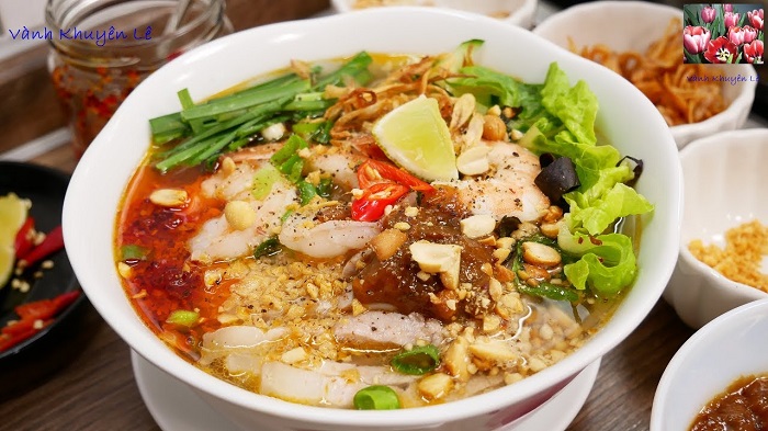 A bowl of vermicelli with salad - a delicious Soc Trang delicacy