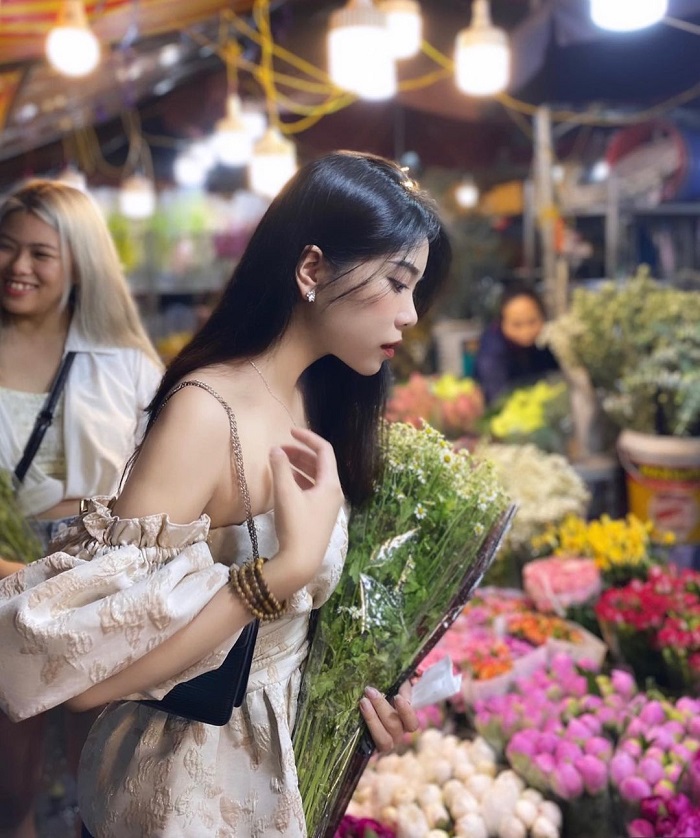 Quang Ba is a famous wholesale flower market in Hanoi