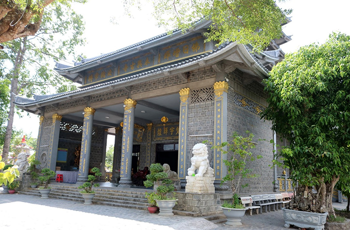 Viếng chùa Vĩnh Hưng - Chùa được xây dựng bằng đá