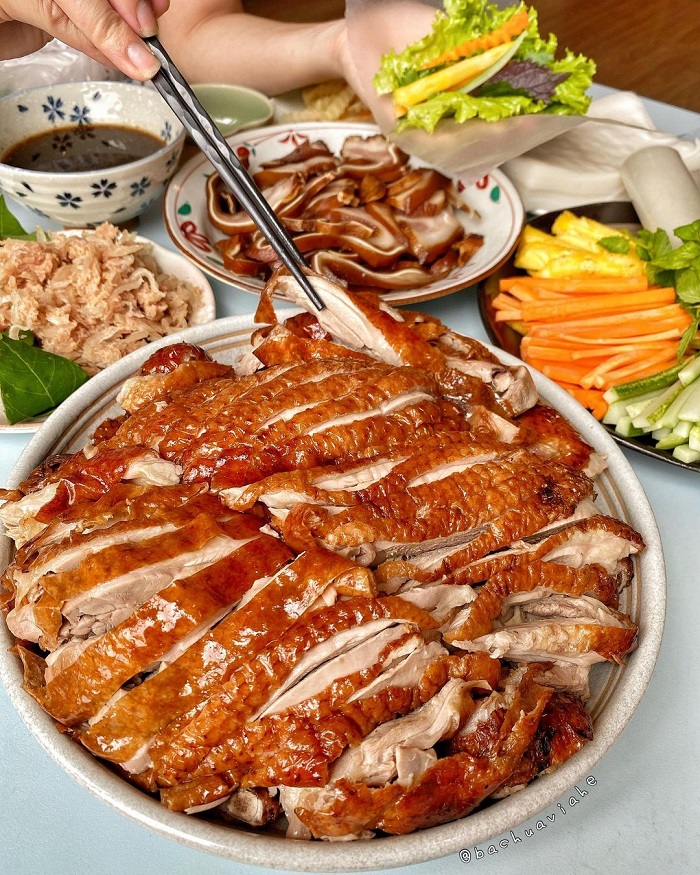 Roast duck with 7 flavors is a famous Northeastern specialty