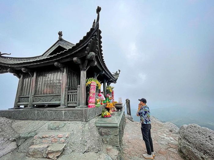 du lịch Quảng Ninh mùa nào đẹp - viếng chùa